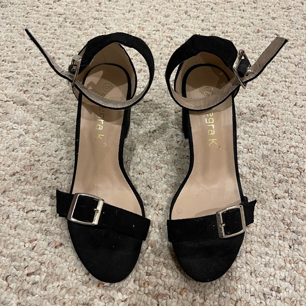 Black shoes in size 5